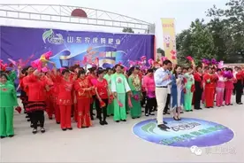 不惧炎热，老婆婆小媳妇广场舞跳起来，多图慎入图片