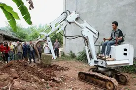 男子自画图纸亲手打造挖掘机，网友评论蓝翔毕业的图片