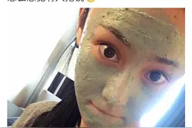 张馨予晒面膜自拍，网友：我假装没看见你p歪了的窗帘灯罩和平胸图片