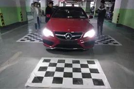 骚红奔驰E级安装360全景泊车影像行车记录仪，够骚的！图片