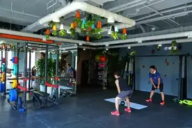 GOD！这家健身房的天花板居然比健身教练还养眼图片