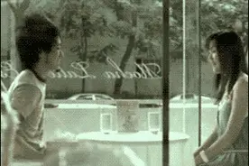 搞笑gif：姑娘长点心吧，男朋友送你的礼物要小心图片