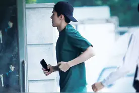 吴世勋拖鞋秀任性的小趾头实力抢镜，网友:你这是要上天啊？图片