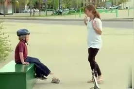 国外街头恶搞：脱下袜子后路人被小孩的脚吓了一跳视频封面