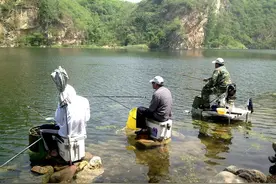 野钓水库鱼获丰，鲤鱼，鲢鱼竿到擒来。图片