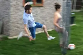 美女被业余足球运动员背后放铲图片