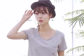 穿换白色T恤的女同学图片
