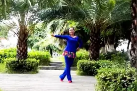 这支广场舞非常的柔美，这女的跳的很好！赞！