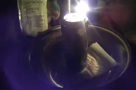 连续停电三天！深圳的小伙是这么度过夜晚的图片