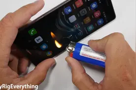 国外奇葩土豪买了华为P9不用，竟然拿来刀割火烤看的好心疼图片