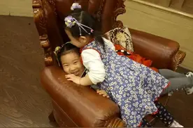 我家有对调皮捣蛋的姐妹花图片
