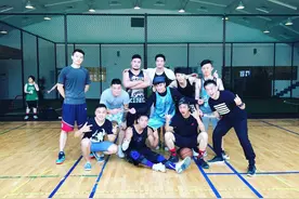 陈赫妈熊抱邓超自曝跑男中最爱他 网友：陈赫去掀了邓超贴膜摊图片