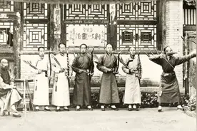 清朝人射箭，架式很足，动作优美，实际很笑人图片