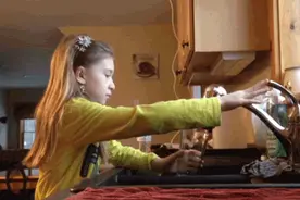 这下玩大了，快来人啊，这个东西弄不出了！图片