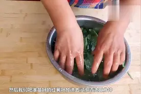 屯子妈妈教你用红薯叶蒸双色馒头，养分康健还甘旨，一顿3个不敷！