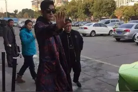 张翰开豪车出街挡镜头拒拍照 绿色车身遭吐槽古力娜扎躺枪图片