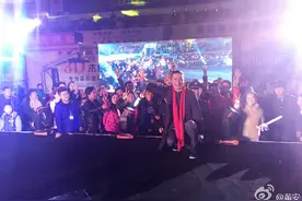 黄安河南巩义演出:河南歌迷对我太热烈了（组图)图片