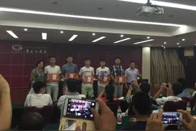 48名“准飞行员”喜领录取通知书图片