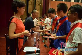 临川一中为23名今年考取清华北大学子举行颁奖典礼图片