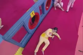 小甜馨现场哭鼻子，张艺兴的举动跟小甜馨一样可爱！视频封面