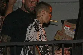 夜店小王子上线！比伯深夜与美女嗨玩 穿花衬衫叼雪茄痞样十足图片