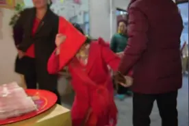 贵州一姑娘出嫁，妈妈陪嫁那么多钱钱，新娘为啥还哭得那么伤心