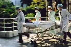 抬担架要付费，你愿意接受吗图片