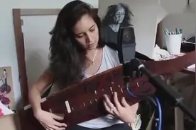 这乐器像一件木雕艺术品，弹奏它有种电吉他的味道，还温柔婉转！