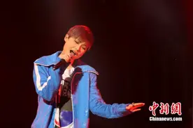 李宇春带伤跳舞 黄子韬含泪演绎《十九岁》图片