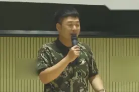 杜海涛宽松穿搭背大号购物袋现身可是身材竟发福成这样了