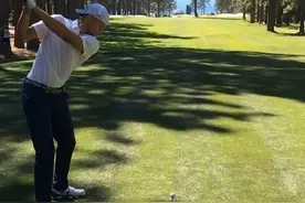 库里复现总决赛争议一幕 他又将牙套扔向观众图片