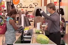 国外爆笑街头恶搞：海盗现在当了收银员，野蛮动作引客人不满视频封面