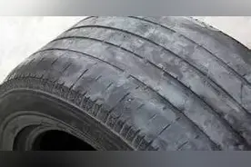 泥头车在大马路上乱倒垃圾，交警发现车胎竟人工“磨皮”！图片