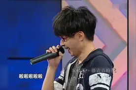 五月天主唱和鼓手互换位置，阿信打鼓，冠佑唱歌，好有喜感！