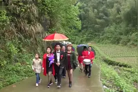 去湖南农村送亲，最后一里路新郎新娘走路回家，感觉好浪漫视频封面