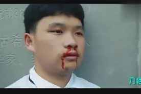 傻学生翻墙逃课，老师还教他们隐身术，这样的技能我也想学哦视频封面
