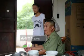 领低保的看过来！他因卡里有3万元存款，享受10余年的低保被取消了图片