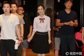 笑的真甜！Baby白衬衫配黑裙大走校园风 获众人护驾心情大好图片