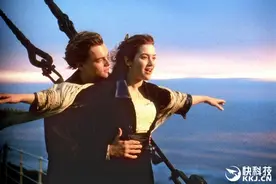 情侣模仿泰坦尼克经典画面：小伙差点丢命图片