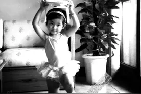 Selina晒童年照娟秀可爱 头戴发箍穿芭蕾舞裙似小公主图片