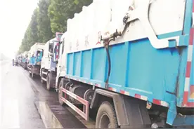 为啥那么多垃圾车在路边排长队？图片