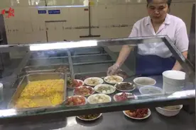 华中科技大学有33个食堂换着吃，素菜6毛钱，热干面1.5元｜开学季视频封面