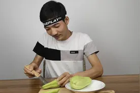 甘肃小伙满嘴方言挑战生吃佛手瓜，差点将自己吃出毛病视频封面