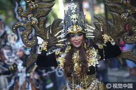 印尼蜡染嘉年华开幕，美女穿“国宝”游行图片