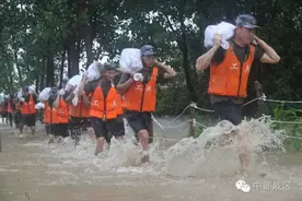 鄂湘豫三省持续遭遇暴雨袭击，解放军和武警部队全面打响抗洪抢险攻坚战图片