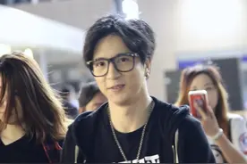 我的心愿是：世界和平！薛之谦穿自家潮牌T恤 插播硬广强行加戏图片