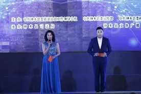 三千人围观的文艺汇演有多精彩?七旬老母歇斯底里究竟为哪般?图片