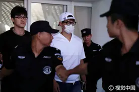 万黑丛中一抹白！Rain戴口罩低头疾走引骚乱 获保安人墙护驾图片