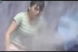 美女穿着白色裤子来闯关，结果很尴尬！视频封面