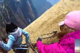 美女第一次来爬中国华山，竟敢在栈道上摆姿势拍照视频封面